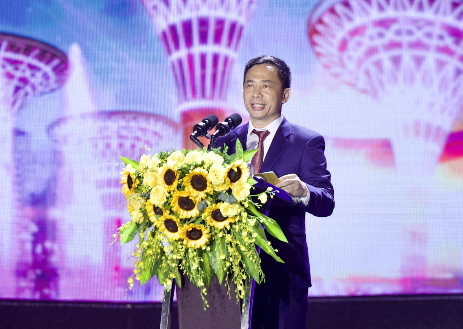 Ông Lê Văn Tú- Chủ tịch UBND thành phố Sầm Sơn phát biểu tại lễ khai mạc