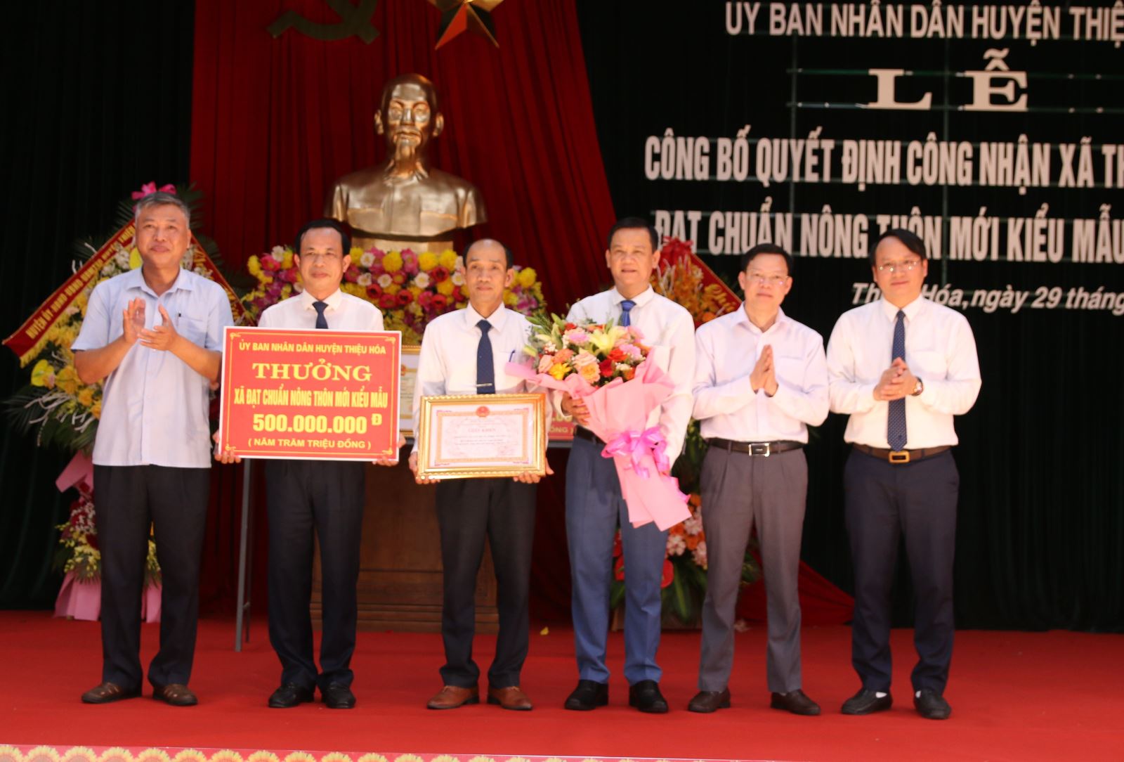 Lãnh đạo huyện Thiệu Hóa trao giấy khen và phần thưởng cho xã Thiệu Nguyên