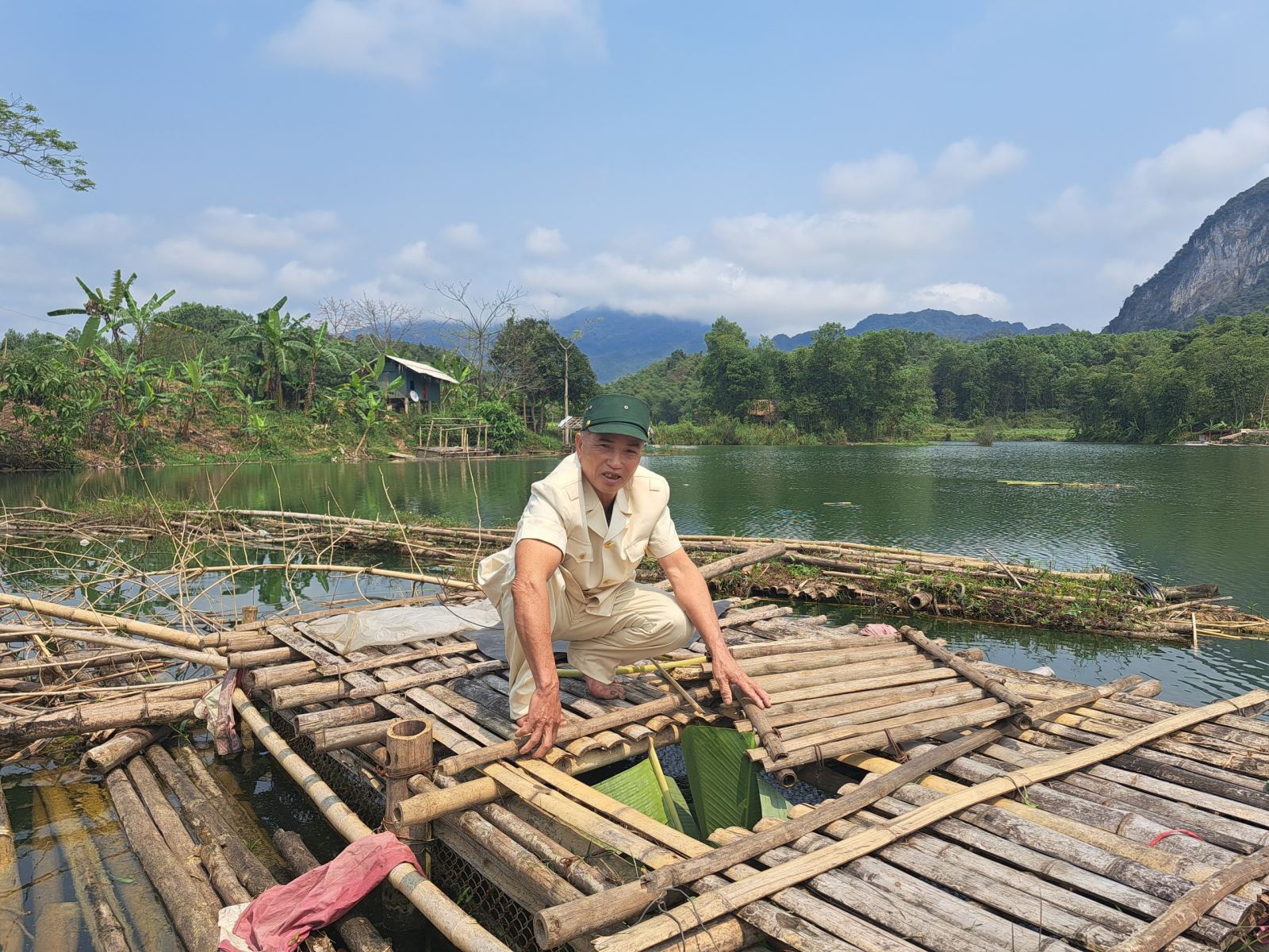Hộ ông Trương Văn Hậu, khu phố Măng, thị trấn Cành Nàng, lựa chọn nuôi cá lồng phù hợp với địa hình gia đình