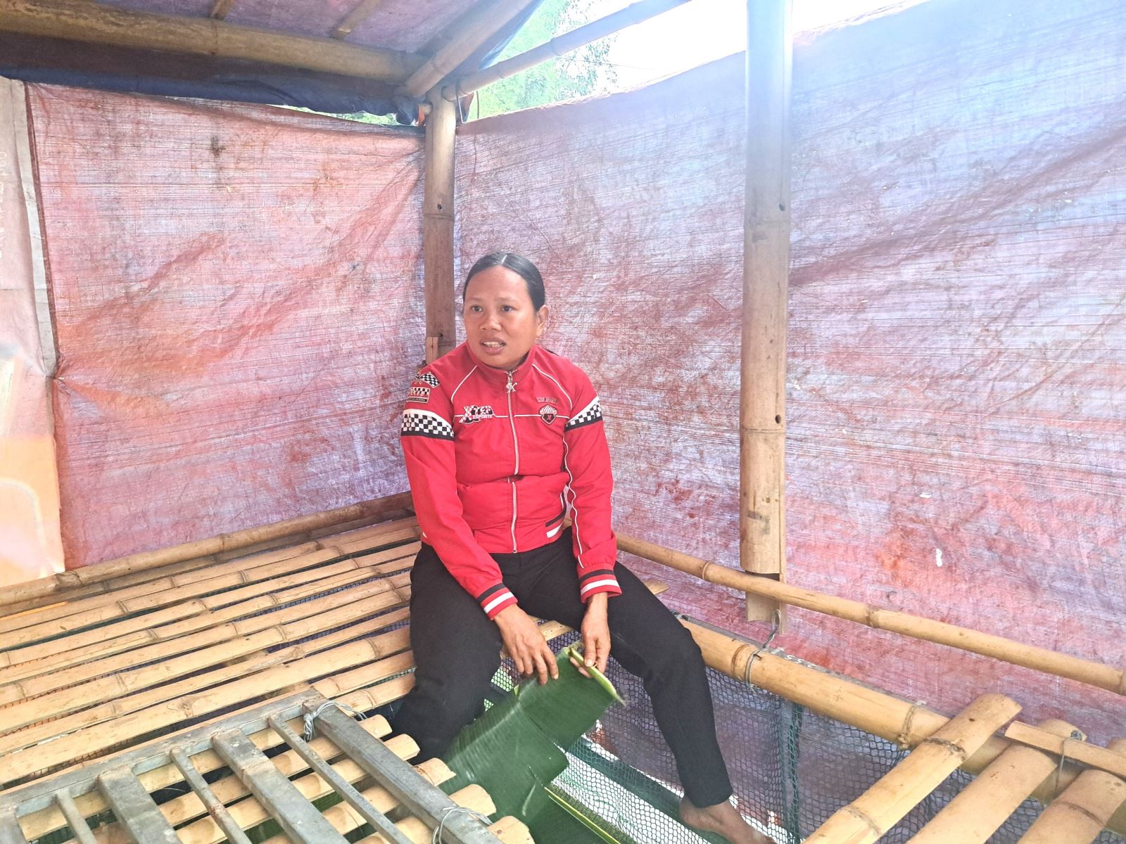 Chị Hoàng Thị Anh thôn Giổi, xã Ái Thượng, huyện Bá Thước được hỗ trợ 11 triệu đồng đầu tư nuôi cá lồng trên lòng hồ thủy điện Bá Thước.