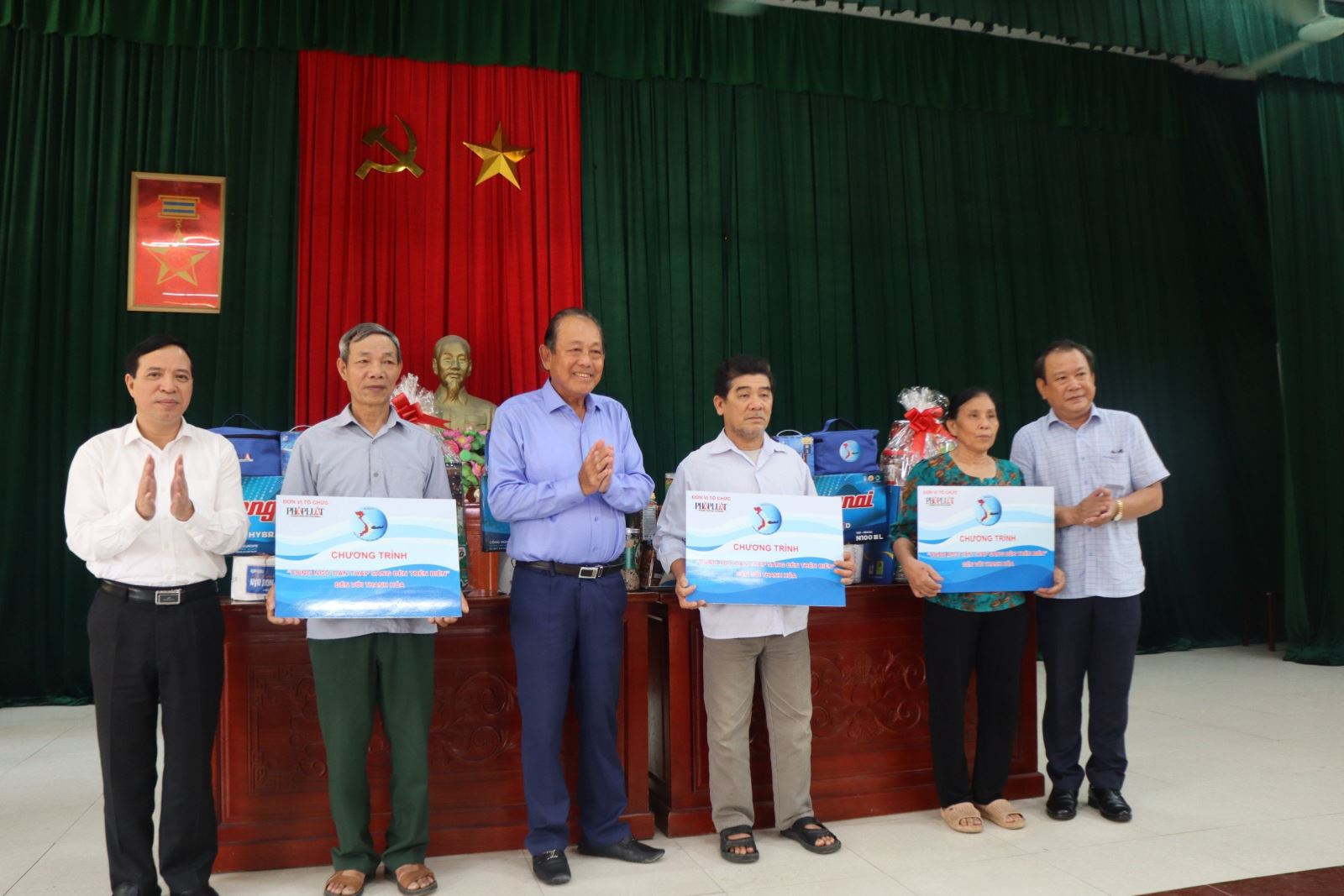 Nguyên Phó Thủ tướng Thường trực Chính phủ Trương Hòa Bình cùng đại diện BTC chương trình trao quà cho ngư dân Thanh Hóa