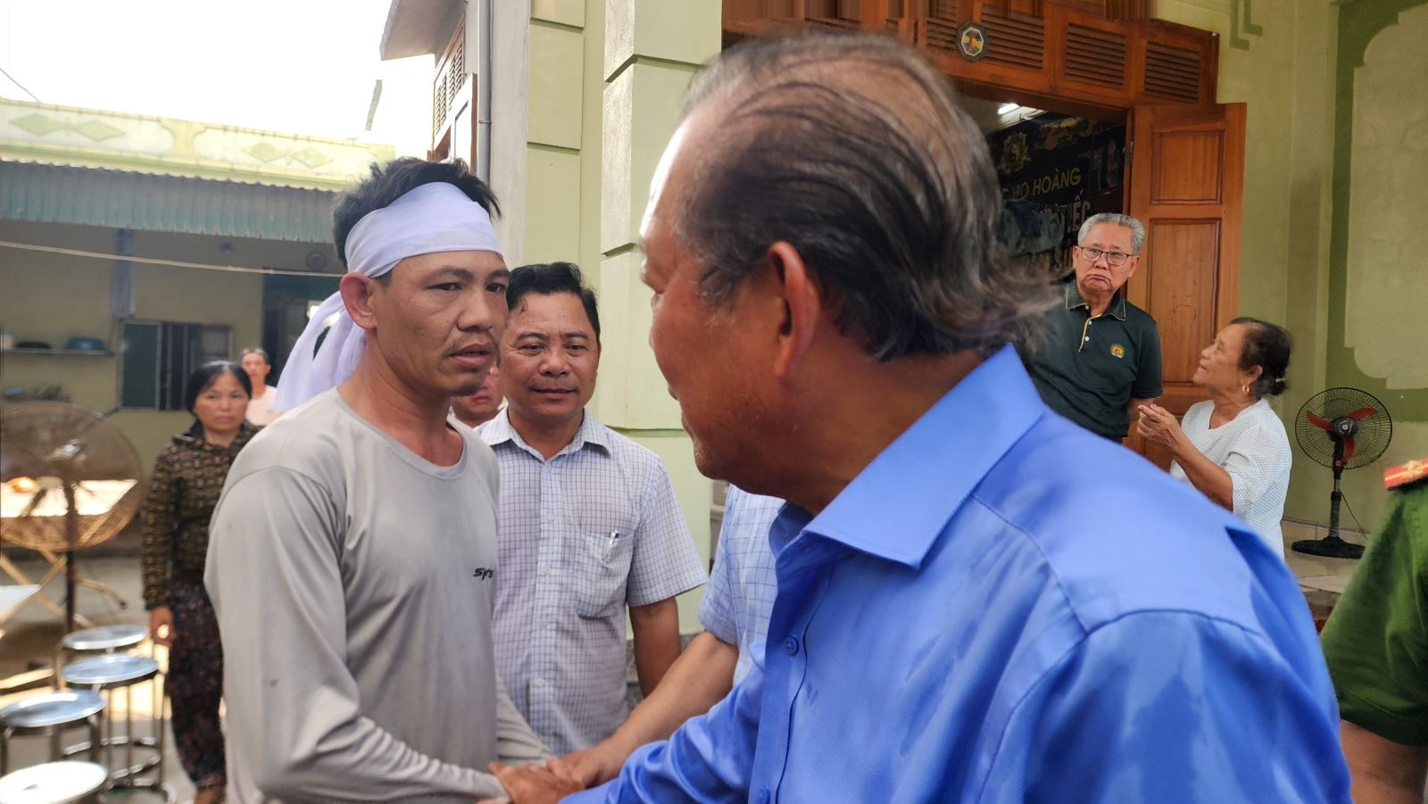 Đồng chí Trương Hòa Bình cùng đoàn công tác đến thăm hỏi thân nhân cấc gia đình có thuyền viên gặp nạn tại huyện Quãng Xương vừa qua