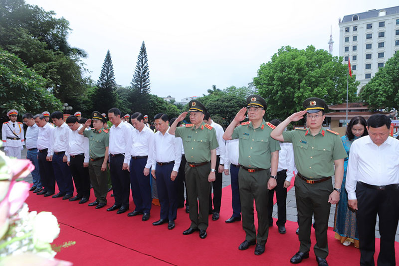 Bộ trưởng Tô Lâm và các đại biểu dâng hương tại Khu văn hóa tưởng niệm Chủ tịch Hồ Chí Minh.
