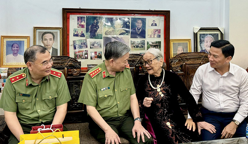 Đại tướng cùng đoàn công tác tham và tặng quà bà Nguyễn Thị Mơ là dân công hỏa tuyến 