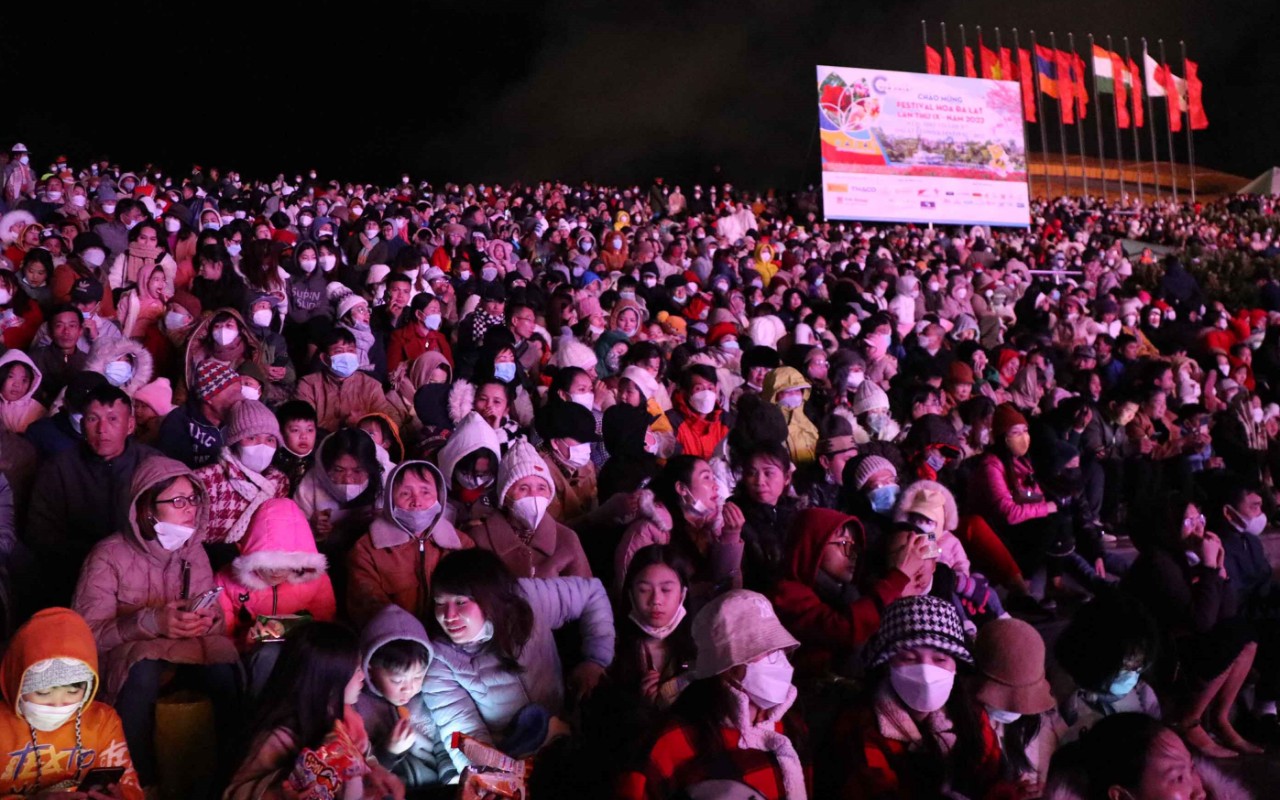 Đông đảo người dân và du khách đã có mặt tại quảng trường Lâm Viên để chứng kiến Lễ khai mạc