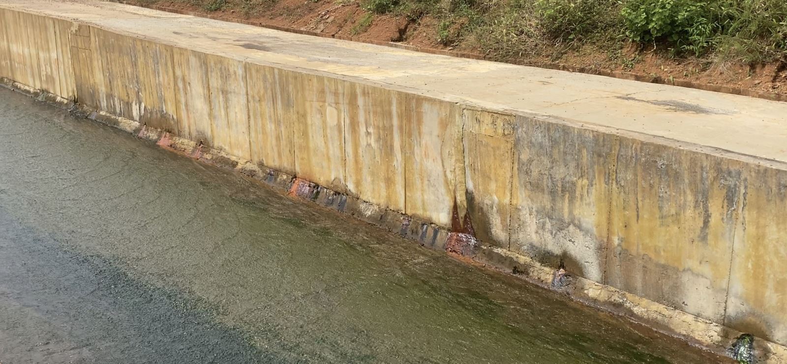 Tại Hồ Buôn Dung II, một số điểm nước đã thấm ngang qua tường tràn