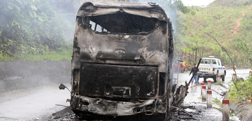 Hiện trường chiếc xe khách BS: 81B-010.96 bị cháy thiêu rụi hoàn toàn.