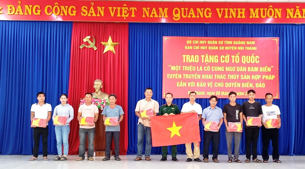 Ban CHQS huyện Núi Thành trao 500 Lá cờ Tổ quốc cho bà con ngư dân xã Tam Quang
