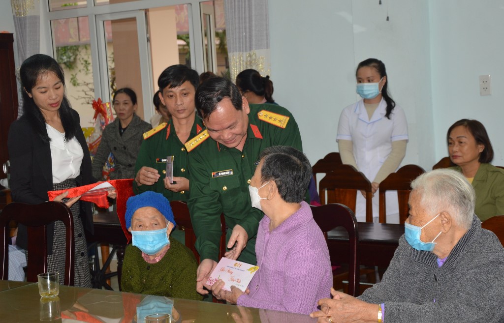 Đại tá Đỗ Thanh Xuân ân cần thăm hỏi, động viên sức khỏe đối với các đồng chí thương bệnh binh nặng, người có công với cách mạng đang được điều trị tại Trung tâm.