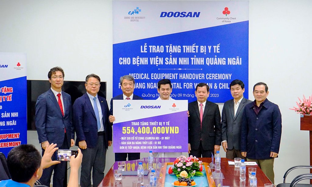 Doosan Vina, CAU và Community Chest of Korea trao tặng 01 máy soi cổ tử cung (Camera HD) và một bàn sản đa năng thủy lực trị giá hơn 554 triệu đồng cho Bệnh viện Sản Nhi Quảng Ngãi
