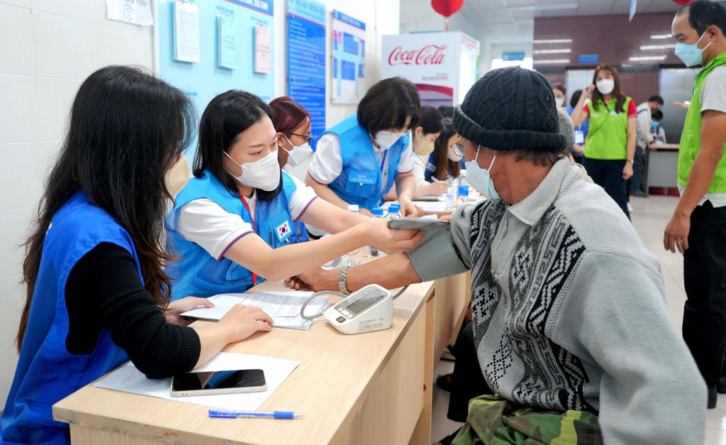 Các bác sĩ của Bệnh viện ĐH Chung Ang (Hàn Quốc) khám bệnh cho các cụ già và trẻ em thuộc 02 xã Tịnh Hà và Tịnh Phong (huyện Sơn Tịnh) tại Bệnh viện Sản Nhi Quảng Ngãi.
