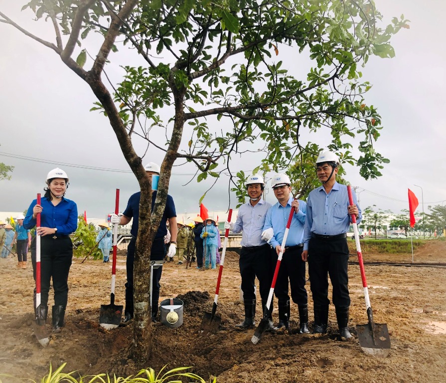 Các đại biểu tham gia trồng cây tại phần diện tích quy hoạch đất cây xanh của Khu công nghiệp VSIP Quảng Ngãi (ảnh Vũ Bảo)