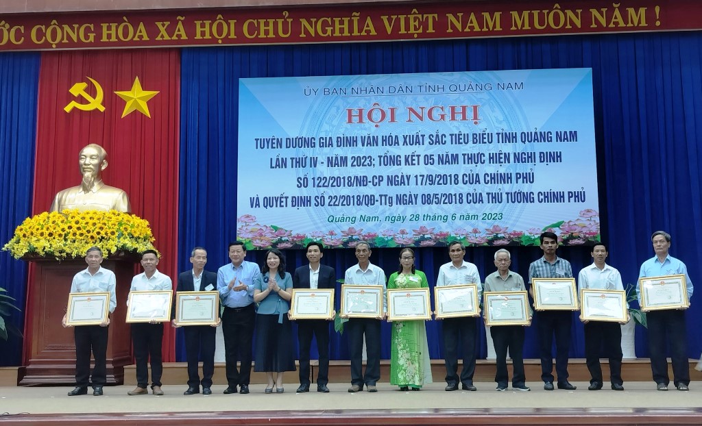 Lãnh đạo tỉnh Quảng Nam trao Bằng công nhận Gia đình văn hóa xuất sắc tiêu biểu. 