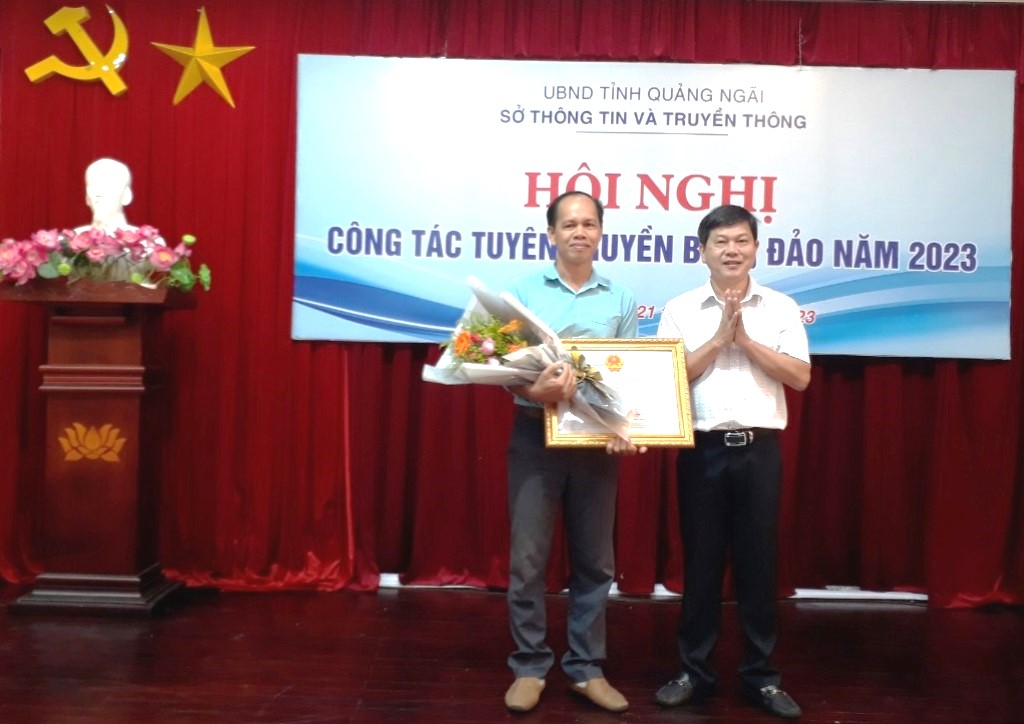 Trao Bằng khen của Chủ tịch UBND tỉnh Quảng Ngãi cho ông Lê Văn Chương, phóng viên thường trú Báo Biên phòng tại Quảng Ngãi