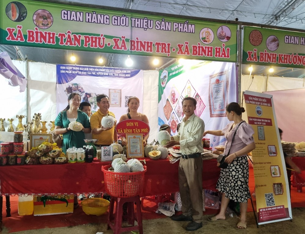Các gian hàng của các địa phương trong huyện Bình Sơn trưng bày giới thiệu sản phẩm 