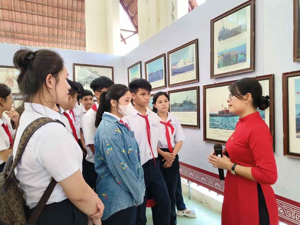 Đông đảo học sinh huyện Núi Thành tham quan triển lãm