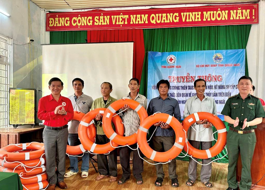 Tặng phao cứu sinh cho ngư dân xã Tịnh Kỳ, TP Quảng Ngãi.