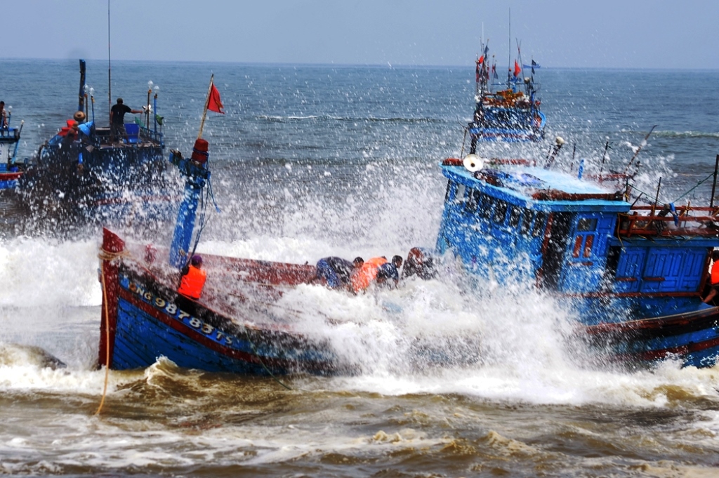 Tàu cá của ngư dân Quảng Ngãi bị nạn trên biển (ảnh minh họa)