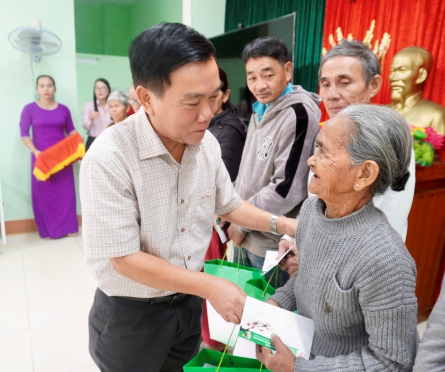 Phó Chủ tịch HĐND tỉnh Nguyễn Tấn Đức trao tặng quà cho gia đình chính sách, gia đình có hoàn cảnh khó khăn tại huyện Nghĩa Hành.