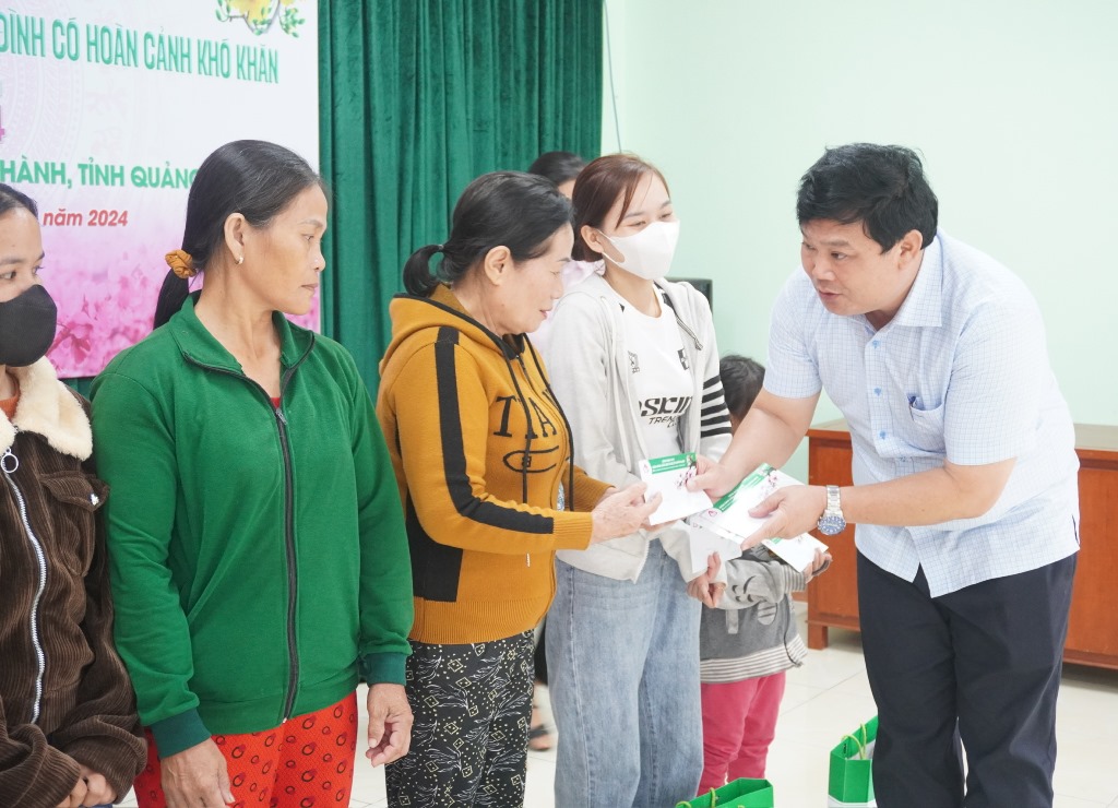 Phó Chủ tịch UBMTTQVN tỉnh Bùi Đức Thọ trao tặng quà cho gia đình chính sách, gia đình có hoàn cảnh khó khăn tại huyện Nghĩa Hành.