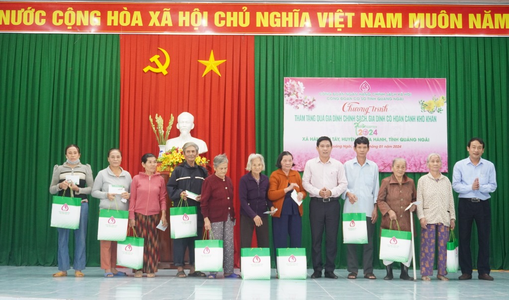 Giám đốc Chi nhánh NHCSXH tỉnh Trần Duy Cường trao tặng quà tết cho gia đình chính sách, có hoàn cảnh khó khăn tại huyện Nghĩa Hành.