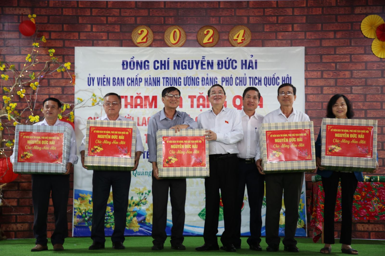 Phó Chủ tịch Quốc hội Nguyễn Đức Hải trao quà cho các đại diện Trung tâm bảo trợ xã hội tại tỉnh Quảng Nam (nguồn: Báo Quảng Nam)