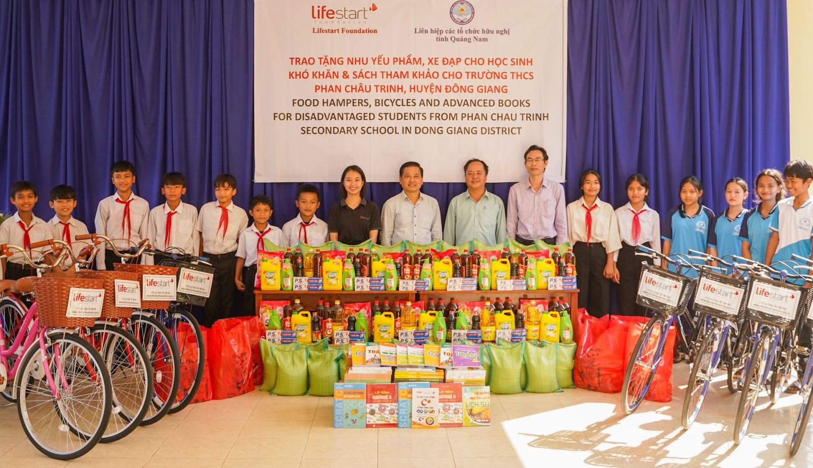 Tổ chức Lifestart Foundation tặng quà tết cho học sinh nghèo Đông Giang (nguồn: Báo Quảng Nam)