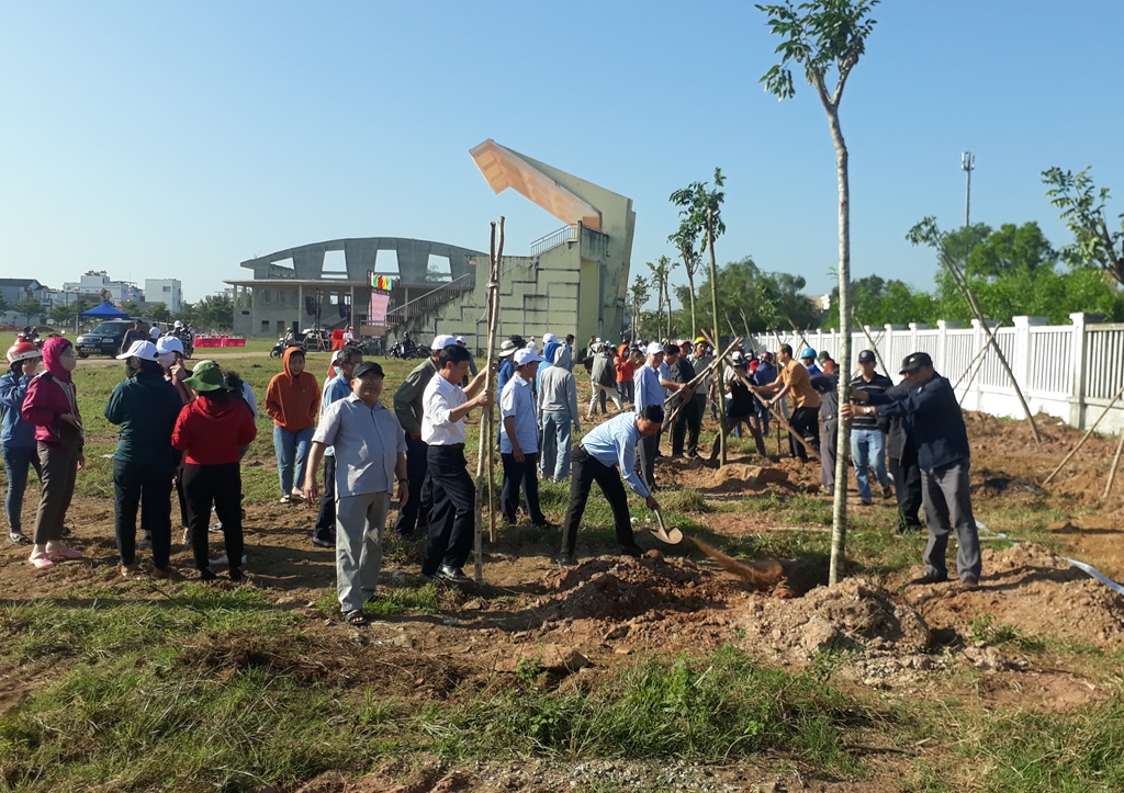 Cán bộ, công chức, viên chức, người lao động các cơ quan, ban ngành, tổ chức chính trị - xã hội trên địa bàn  huyện Bình Sơn tham gia trồng cây