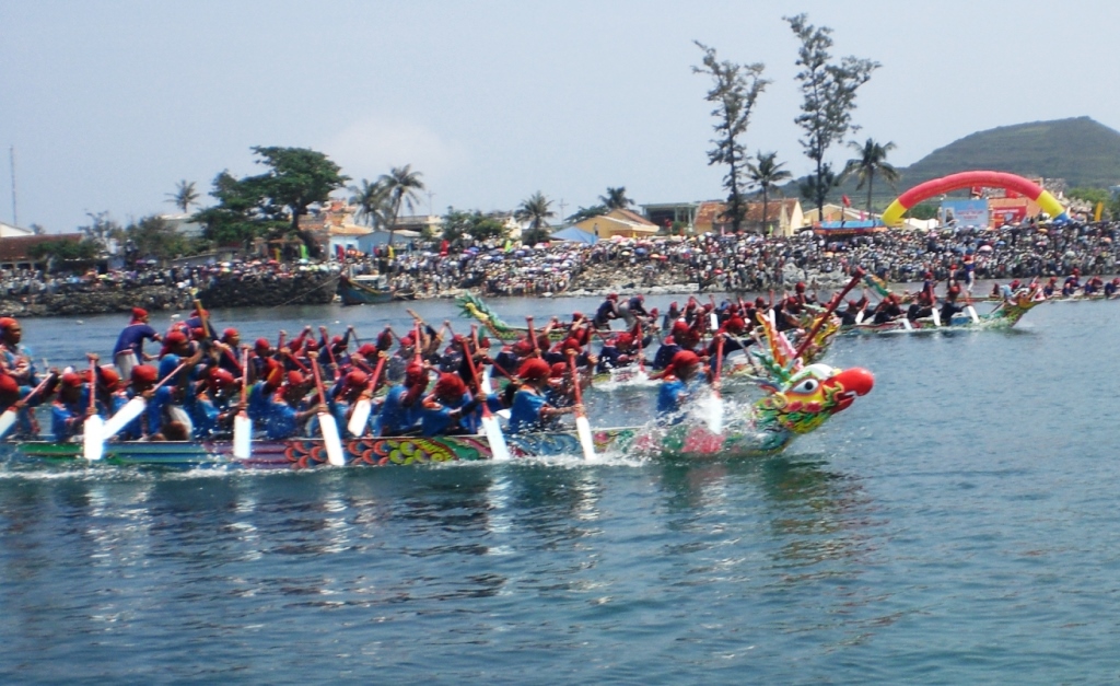 Đua thuyền truyền thống Tứ linh tại huyện Lý Sơn