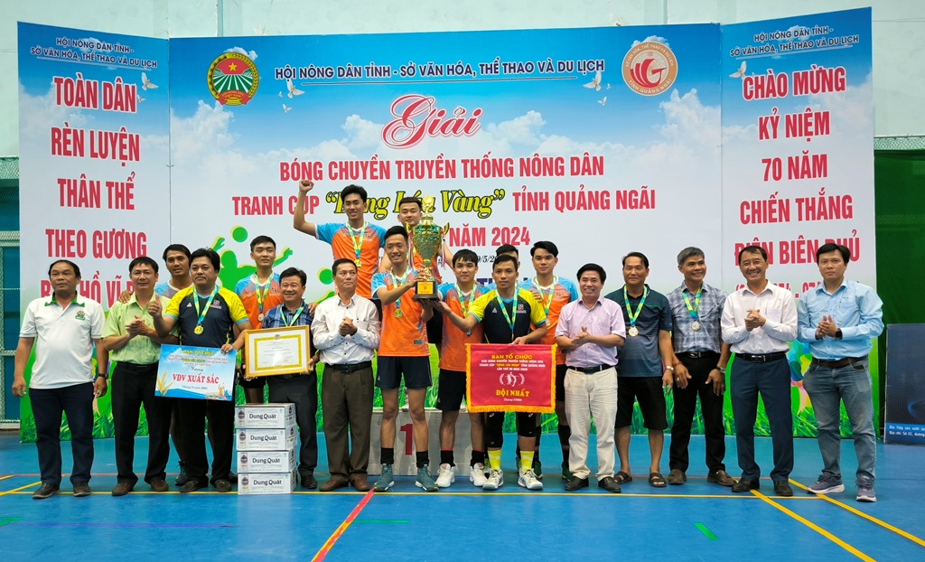  Đội bóng chuyền Bình Sơn xuất sắc đoạt cúp vô địch.