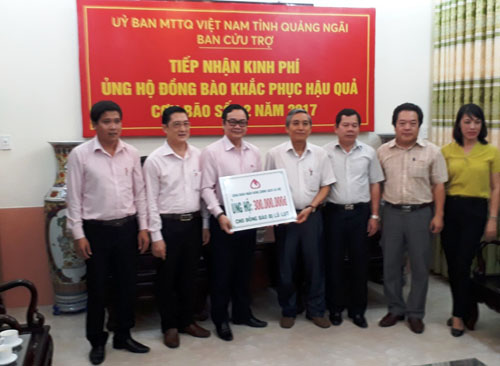 Đoàn công tác của NHCSXH trao tiền ủng hộ 300 triệu đồng cho đồng bào tỉnh Quảng Ngãi