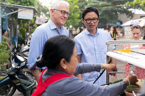  Thủ tướng Australia Malcom Turnbull cùng đầu bếp Luke Nguyễn bách bộ đi ăn sáng bánh mì lề đường ở Đà Nẵng (ĐSQ Úc cung cấp)