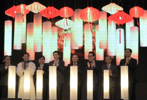 Đại sứ Hàn Quốc tại Việt Nam và lãnh đạo tỉnh Quảng Nam thắp lửa những chiếc đèn lồng.