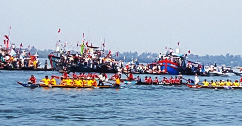Các ngư dân trong TP Hội An đua thuyền ở lễ ra quân đánh bắt hải sản năm 2017.