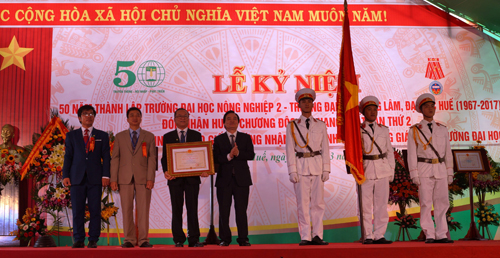 Trường ĐHNL Huế vinh dự đón nhận Huân chương Độc lập hạng Nhất (lần thứ 2)