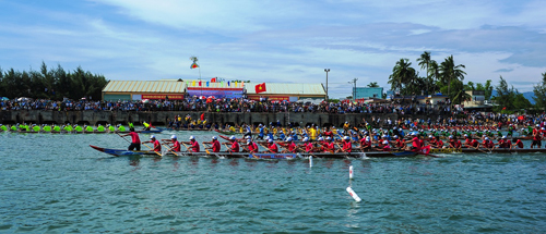 Các đội đang đua thuyền giải truyền thống tỉnh Quảng Nam lần thứ XX.    