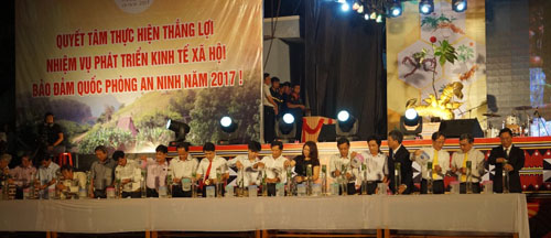 Các đại biểu tham gia nghi thức ngâm rượu sâm Ngọc Linh
