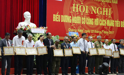Lãnh đạo tỉnh Quảng Nam trao tặng bằng khen cho các tập thể, cá nhân có thành tích đền ơn đáp nghĩa.