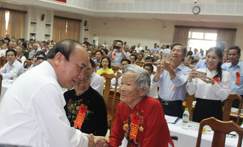 Thủ tướng Chính phủ Nguyễn Xuân Phúc thăm hỏi các đại biểu người có công.
