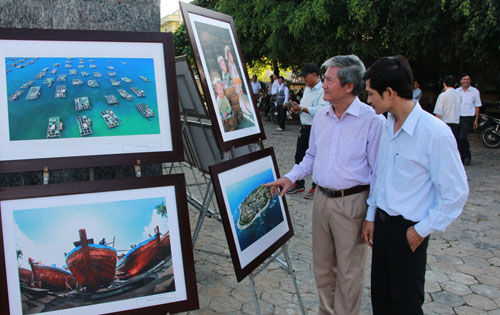 Lãnh đạo huyện Lý Sơn xem triển lãm ảnh