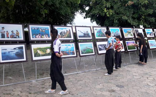 Tiển lãm ảnh thu hút sự quan tâm của các em học sinh huyện đảo Lý Sơn