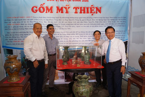 UVTW Đảng, Bí thư Tỉnh ủy Quảng Ngãi Lê Viết Chữ (bên phải)  tham quan gian trưng bày Gốm Mỹ Thiện (huyện Bình Sơn).
