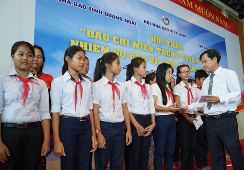 Trao suất quà cho cho ngư dân và học sinh nghèo ở Lý Sơn.