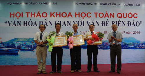 Trao Bằng công nhận Nghệ nhân dân gian và Kỷ niệm chương vì sự nghiệp dân gian Việt Nam cho 4 nghệ nhân ở Quảng Ngãi.