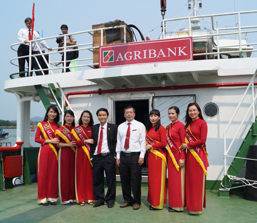 Tàu dịch vụ hậu cần nghề cá Lý Sơn 168 đóng mới được vay của Agribank chi nhánh Lý Sơn (tỉnh Quảng Ngãi) 25,7 tỷ đồng theo Nghị định 67. 