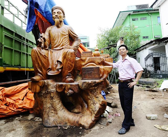 Chủ nhân Nguyễn Lê Huy bên bức tượng của mình.