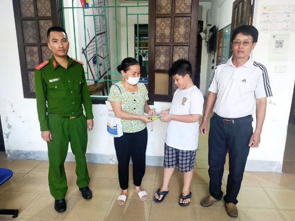 Trước sự chứng kiến của Công an phường Bắc Hà, em Khoa trao trả số tài sản bị đánh rơi cho gia đình chị Nguyễn Thị Khánh Huyền (ảnh CAHT).