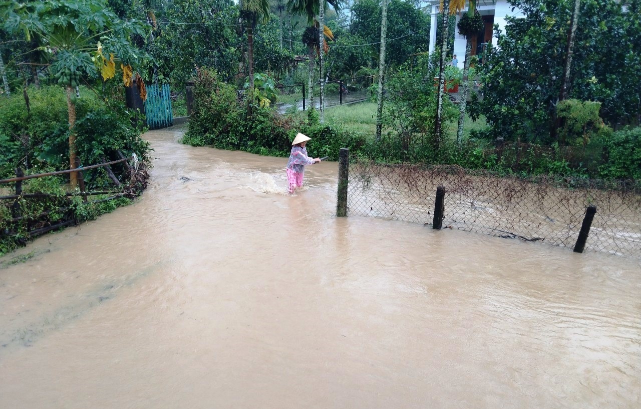 Nước tràn vào các thôn xóm huyện Đại Lộc.