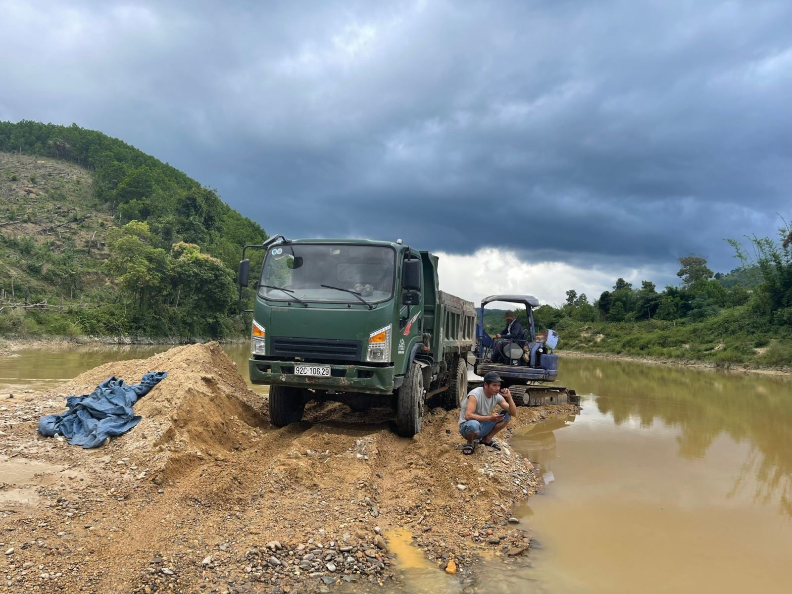 Phương tiện khai thác cát lậu bị bắt trên sông Vàng, xã Ba, huyện Đông Giang, tỉnh Quảng Nam.