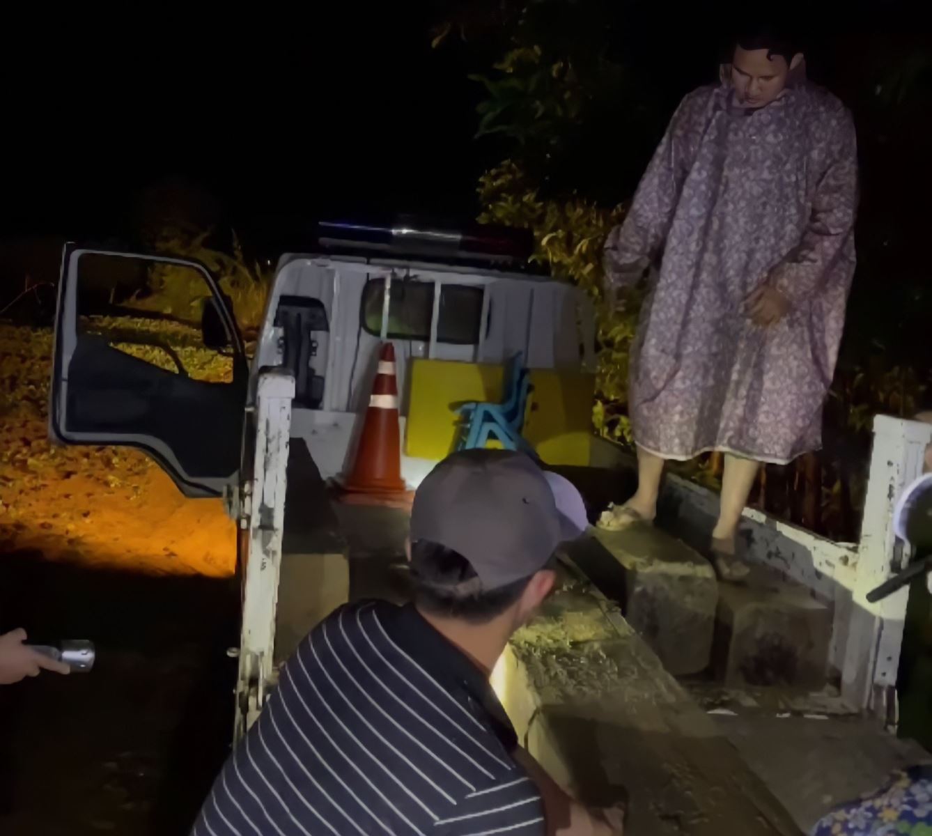 Lực lực Cảnh sát đường thuỷ Công an tỉnh Quảng Nam mật phục bắt gỗ lậu thả trôi trên sông vào ban đêm.
